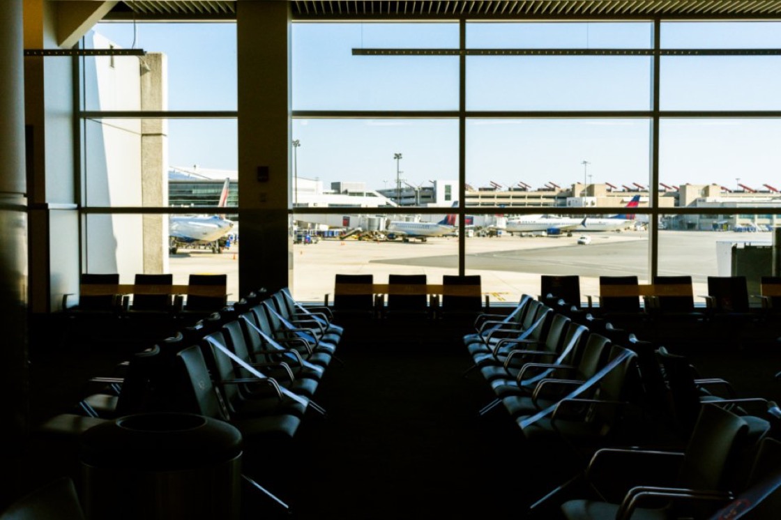人の少ない空港の出発ロビーの写真